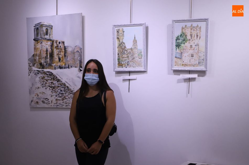 Rosa Hernández Zurdo en el Espacio Joven junto a algunas de sus obras. Foto de Lydia González