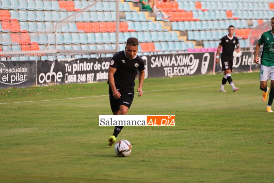 Dani Palomares, antes de poner un centro / Lydia González