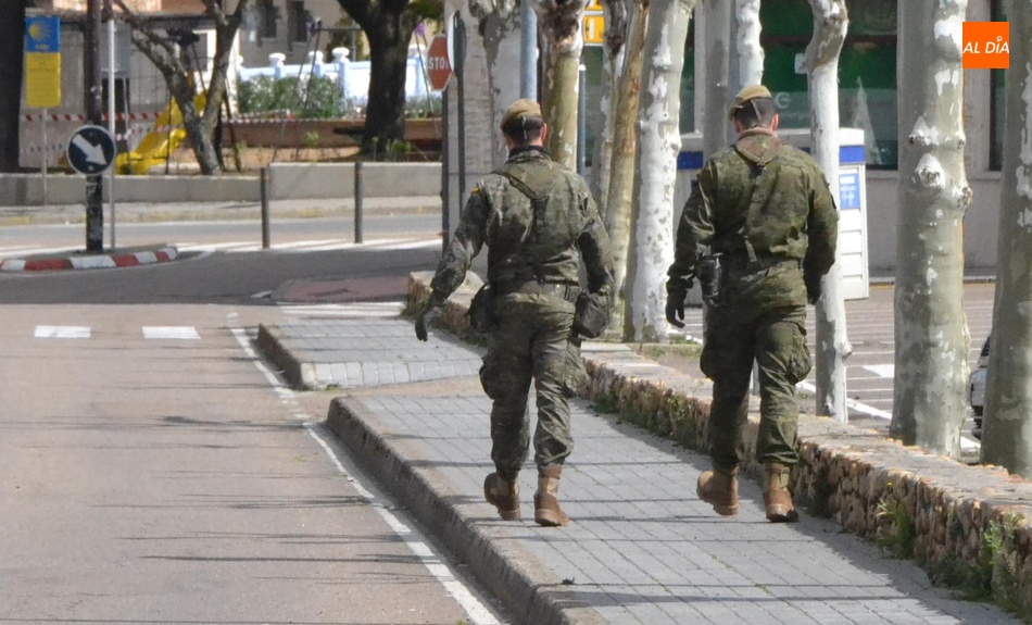 Imagen de archivo de dos militares