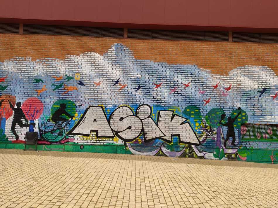 Grafiti pintado encima del mural del IES Fernando de Rojas