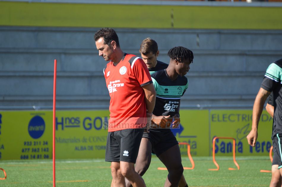 Dani Mori, pensativo en un entrenamiento de su equipo / Carlos Cuervo