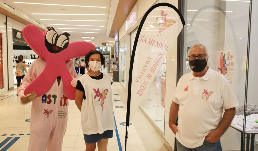 Integrantes de la Asociación Síndrome de Turner Alejandra de Salamanca en el Centro Comercial El Tormes
