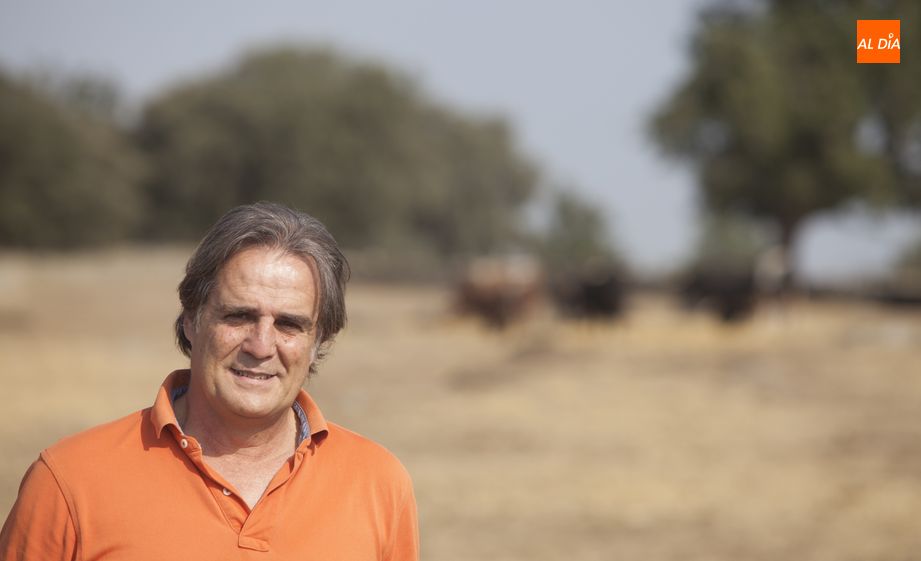 Francisco Galache en su finca ubicada en Villavieja de Yeltes  | Foto: Pablo Angular