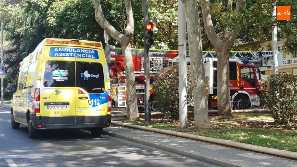 Ambulancia y camión de Bomberos junto al paseo de Torres Villarroel, con motivo del citado suceso. Foto C. C.