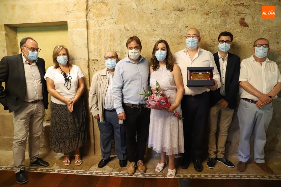 Los homenajeados posaron con los representantes del Ayuntamiento de Salamanca. Foto de Lydia González