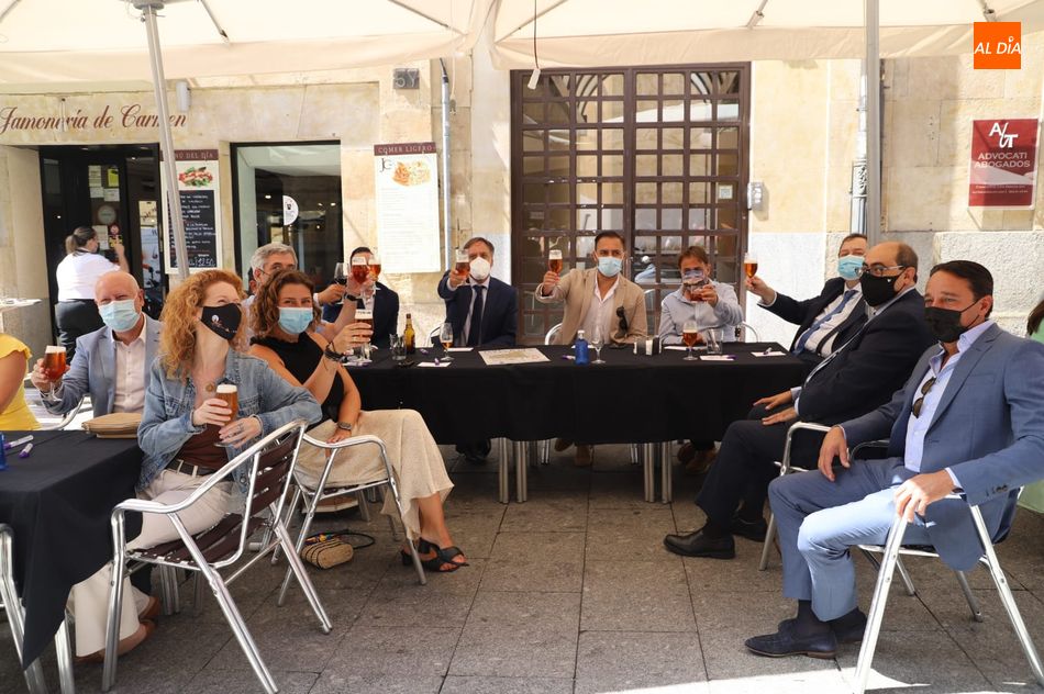Brindis inaugural de la XVI Feria de Día en la calle Zamora. Foto de Lydia González