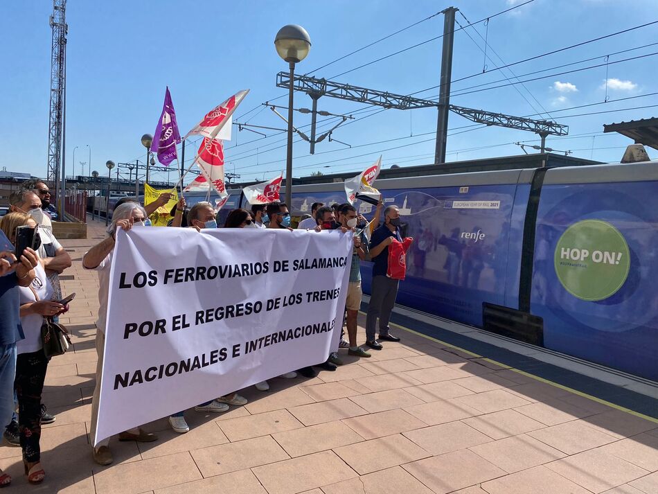 Manifestación de los ferroviarios de Salamanca al paso del tren Connecting Europe Express