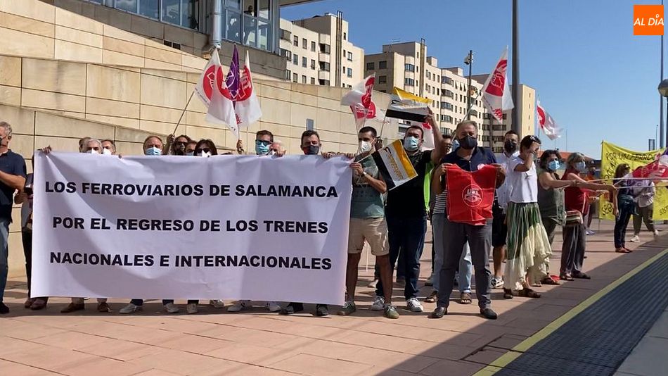 Reivindicación al paso del Connecting Europe Express por la estación Vialia de Salamanca
