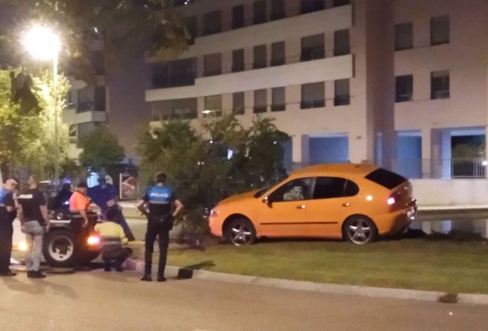 Vehículo abandonado en la rotonda de la calle Kilimanjaro, en el barrio vallisoletano de Pinar de Jalón. - EUROPA PRESS