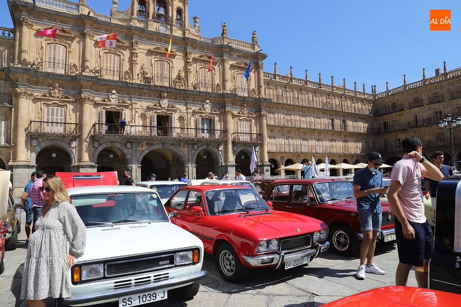 La Plaza Mayor fue punto de partida para la Concentración Nacional de SEAT 124 - Fotos: Lydia González
