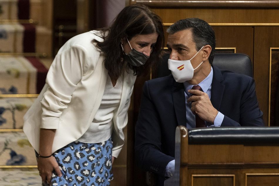 El presidente del Gobierno, Pedro Sánchez, habla con la portavoz del PSOE en el Congreso, Adriana Lastra | Sán - Pool - Archivo