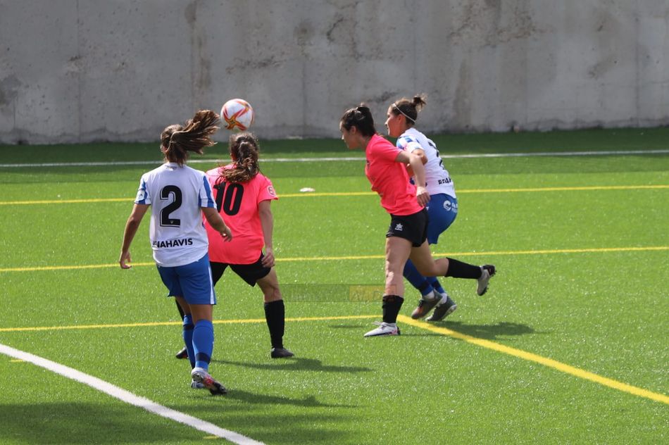 Una disputa durante los 90 minutos de partido / Lydia González