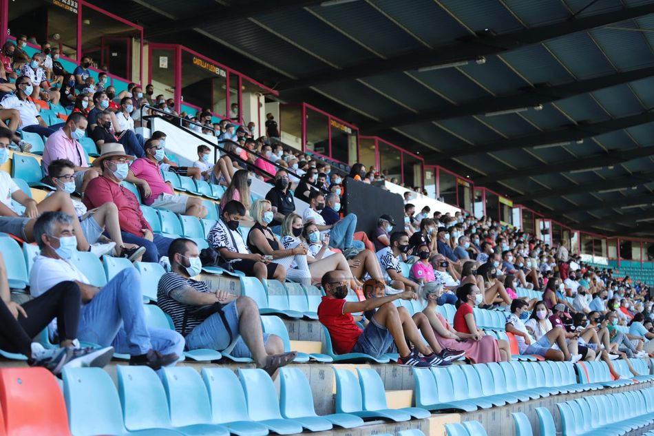 La grada, atenta al partido / Lydia González