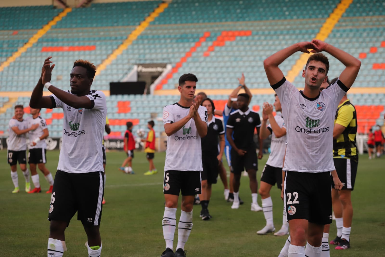 Agradecimiento de los jugadores del Salamanca UDS a su gente por el apoyo / Lydia González