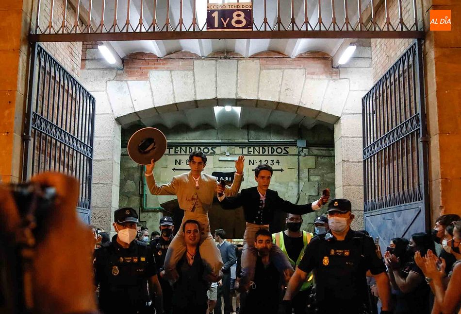 El Mene y Diego Mateos salieron a hombros de La Glorieta - Fotos: Miguel Hernández