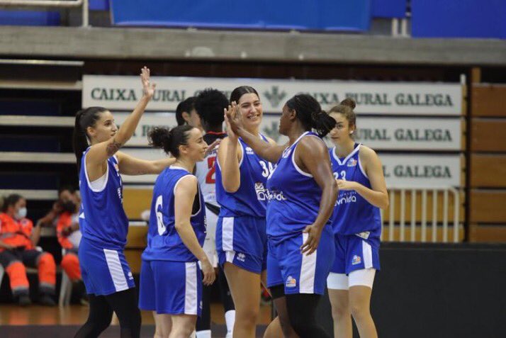 Choques de manos entre las jugadoras / CB Avenida