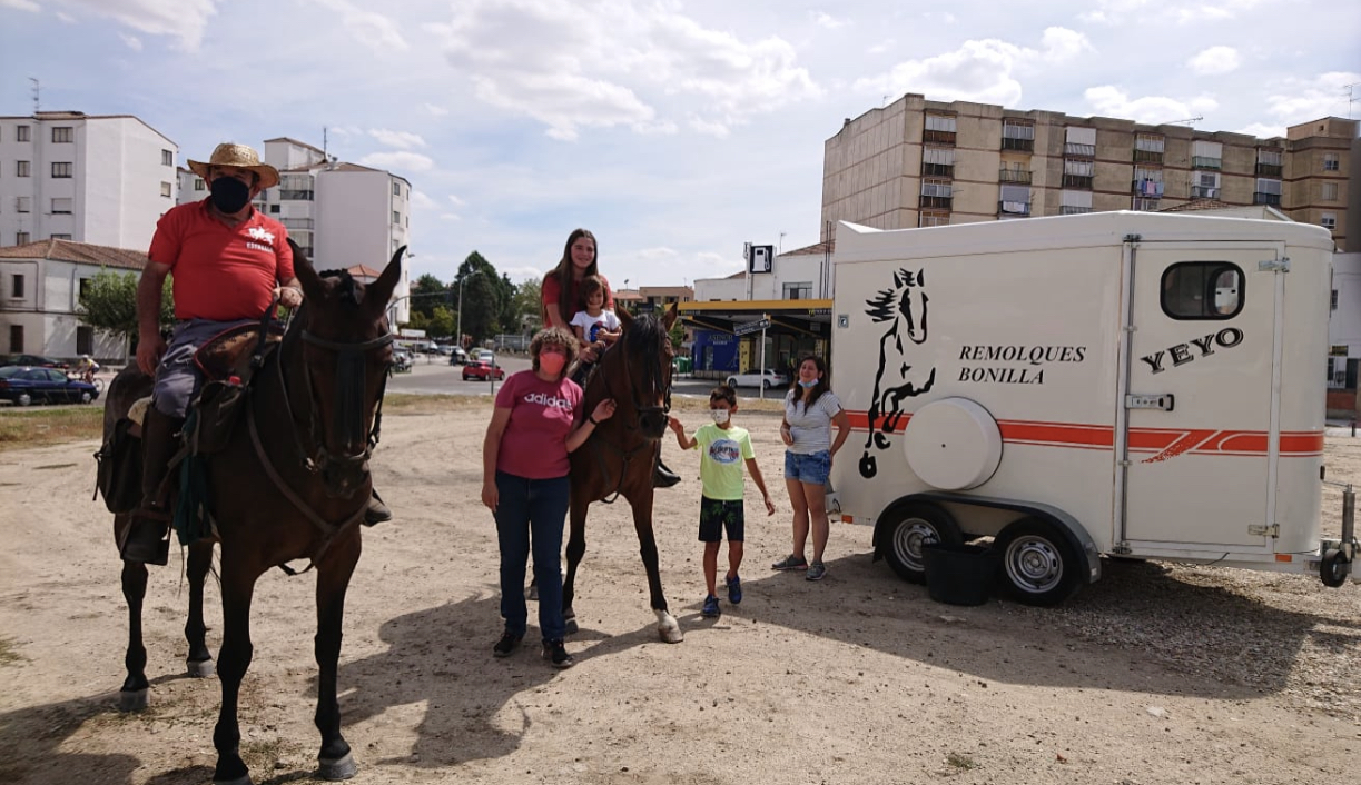 Una familia de Peñarandilla esta realizando la ruta teresiana De la Cuna al Sepulcro a caballo