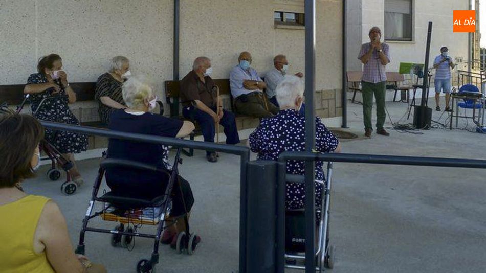 El sábado, 11 de septiembre, se celebrará el Homenaje al Mayor en el exterior de la residencia / ESTER CORREDERA