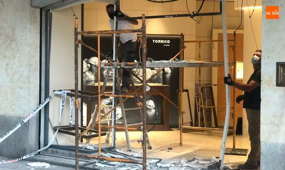 Estado de la joyería asaltada y trabajos de reparación