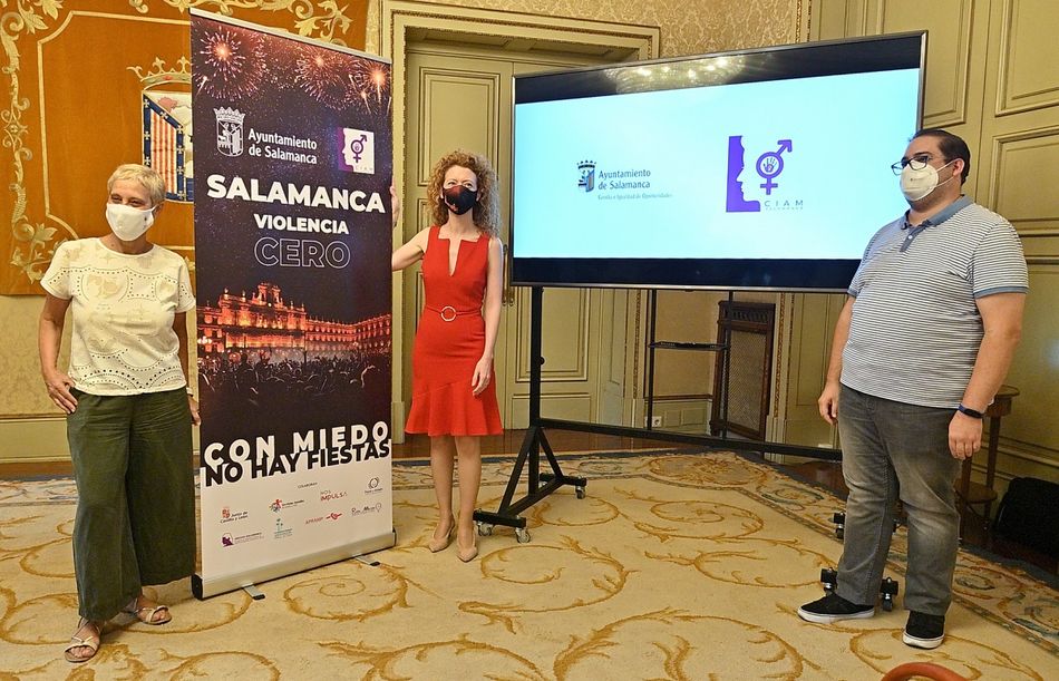 La concejal de Familia e Igualdad de Oportunidades del Ayuntamiento de Salamanca, Ana Suárez Otero, en el centro, en la presentación de esta campaña