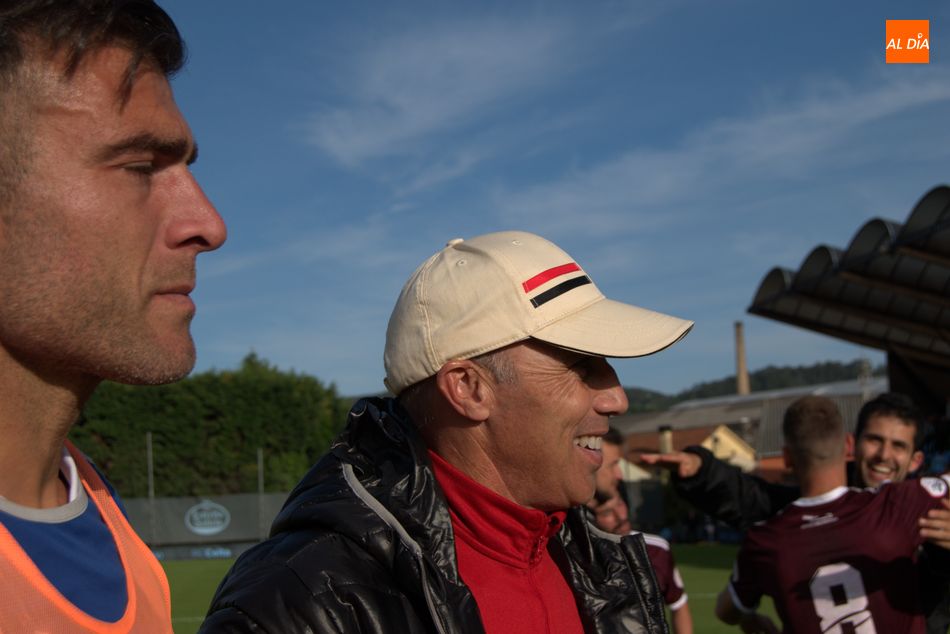 Calderón, feliz, y acompañado de Armando Lozano, por alcanzar la salvación en Barreiro