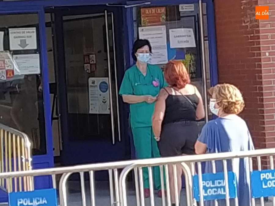 Entrada principal al centro de salud de la Alamedilla. Foto de archivo