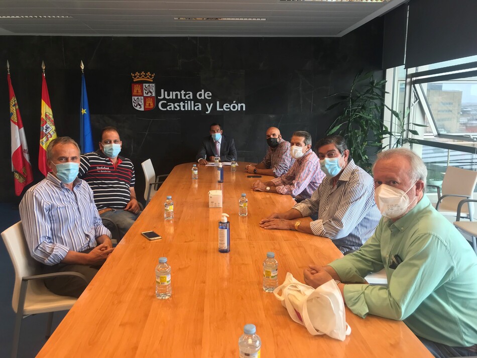 Reunión del delegado territorial de la Junta con los miembros del equipo taurino de este año