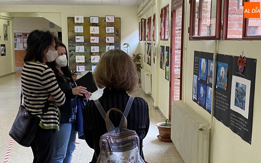 Elisa Delibes, sorprendida y emocionada durante su visita al IES Peñaranda y conocer el proyecto basado en su padre, en abril de este año