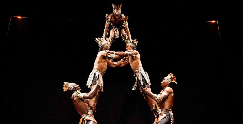 En el Patio Chico está programado el “El cazador”, un espectáculo de la compañía Mighty Mambo Trust que nos transporta a los asentamientos Masai de Kenia