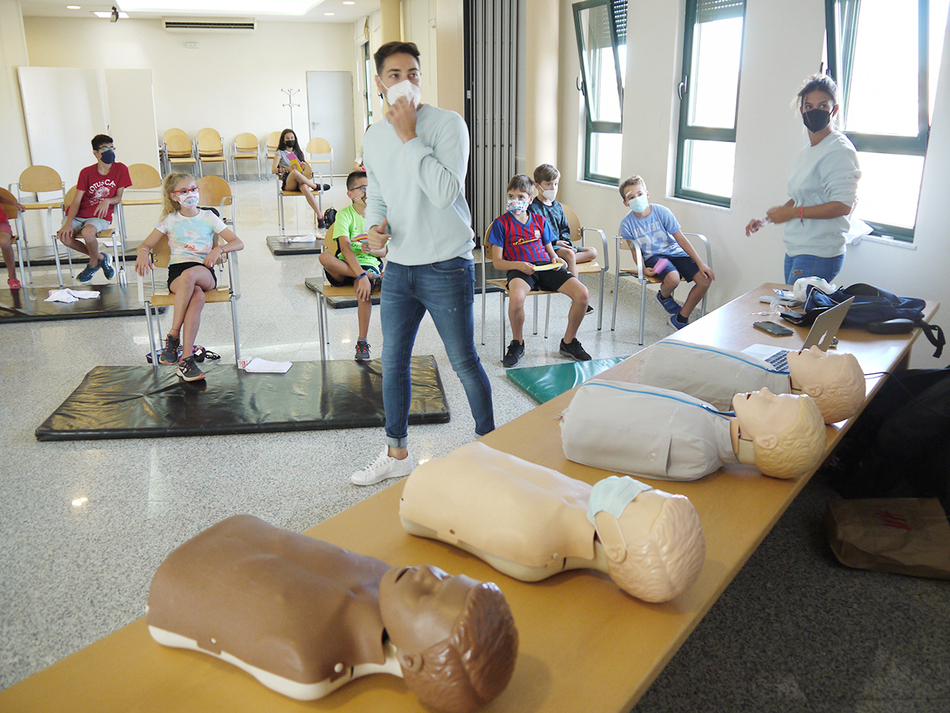 Participantes en el taller de primeros auxilios para niños organizado en Carbajosa