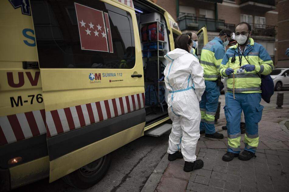 Varios trabajadores de una UVI móvil del SUMMA 112 durante una jornada de trabajo, en Madrid. Foto: EP