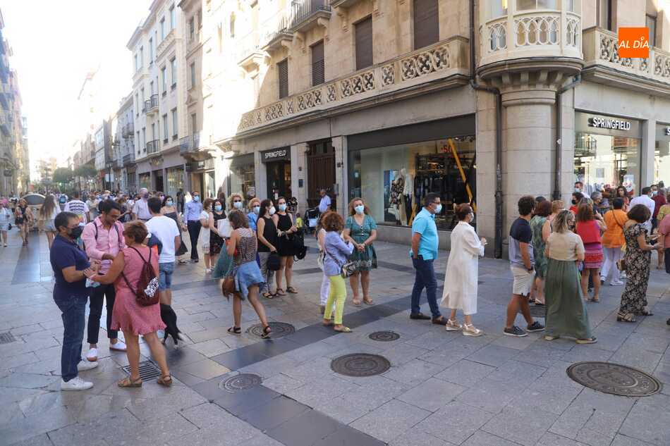 Colas a las puertas del Teatro Liceo. Fotos: Lydia González
