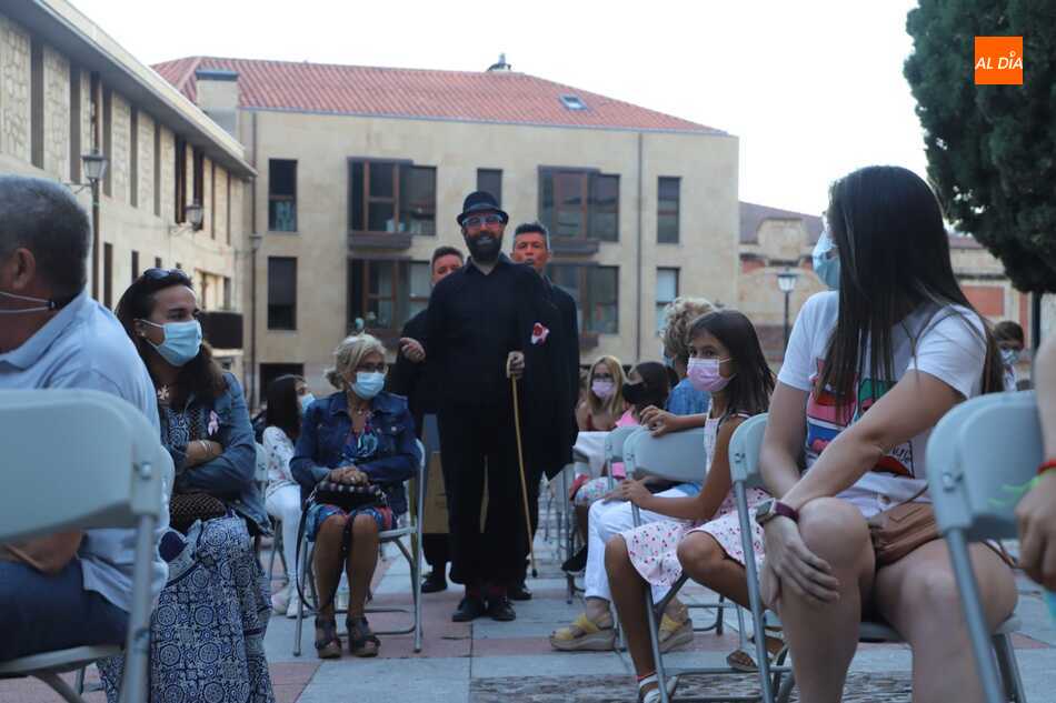 Lola, de la compañía Jes Martins, conquista al público en el Patio Chico. Foto: Lydia González