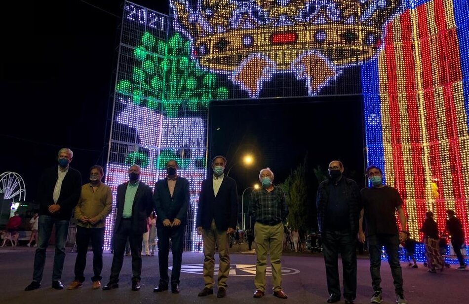Encendido del arco de entrada al recinto de atracciones de La Aldehuela. Foto: @CGCarbayo
