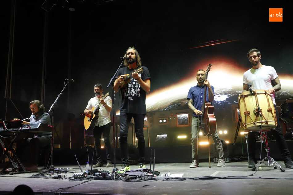 El público salmantino se rinde a la banda madrileña Izal. Foto: Lydia González