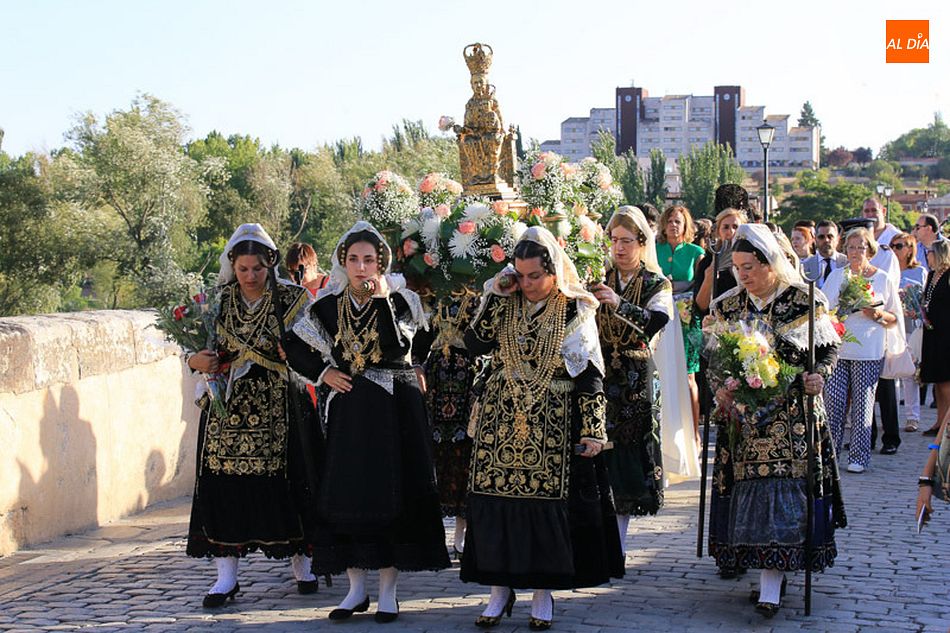 Procesión de la Virgen de la Vega en el Puente Romano - Archivo