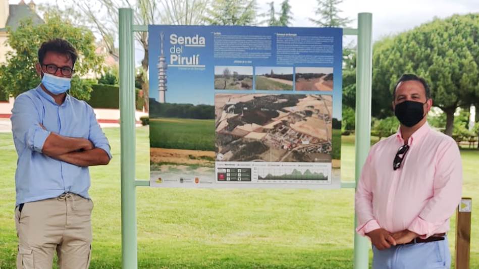 Guillermo Rivas, alcalde de Carrascal de Barregas, y Javier García Iglesias, diputado provincial de Turismo, junto al cartel que promociona esta ruta en el municipio