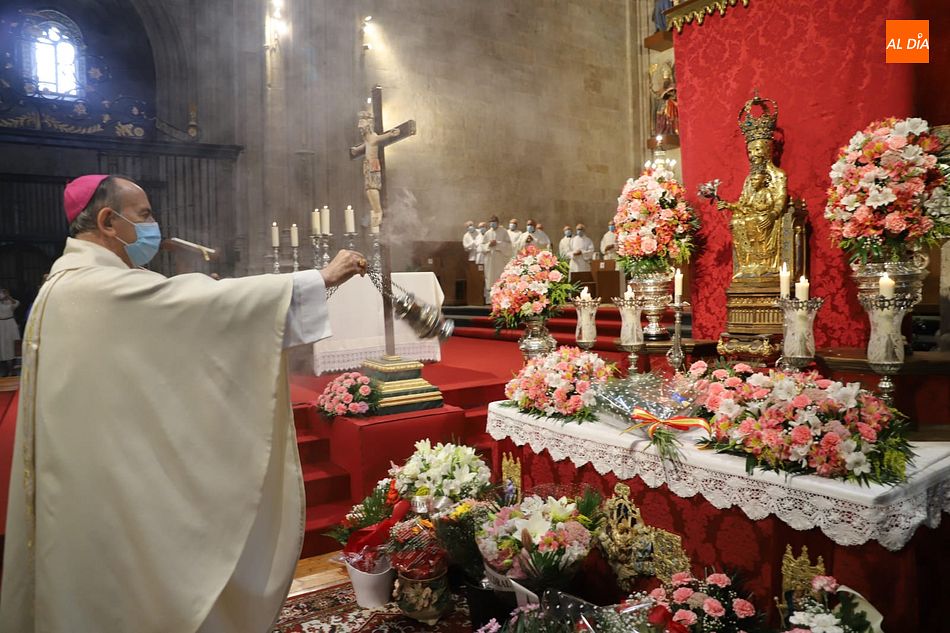 La Virgen de la Vega recibe su homenaje en la Catedral de Salamanca sin salir a la calle - Fotos: Lydia González