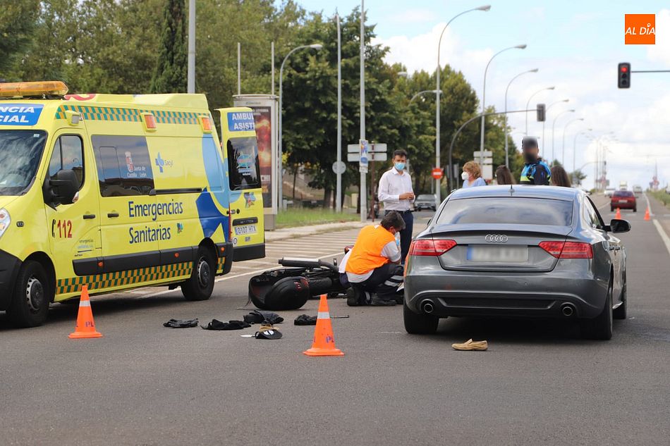 Los sanitarios asisten al herido tras la colisión - Fotos LG