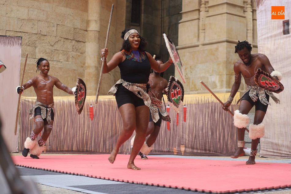 La compañía Might y Jambo ofreció un espectáculo lleno de música y danza - Fotos: Lydia González