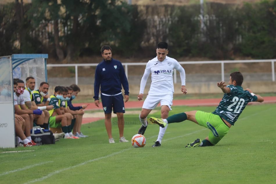 Una acción del partido junto a la línea de banda / Lydia González