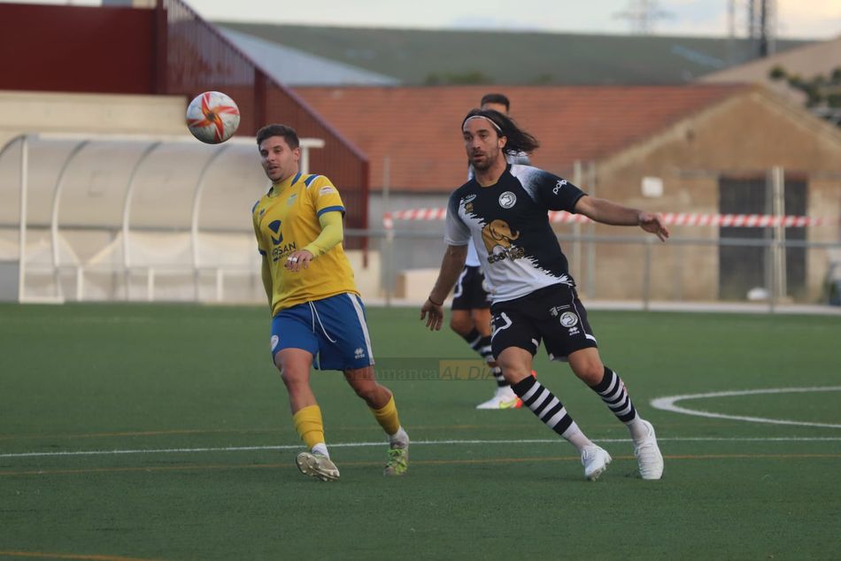 Manu Sánchez y Nacho Sánchez van a por un balón / Lydia González