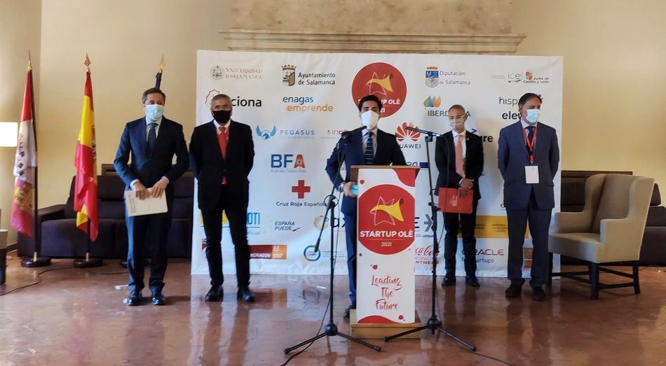 El responsable de Startup Olé, Emilio Corchado (centro), presenta la nueva edición junto a José Bayón, José Carlos Quevedo, Ricardo Rivero y Carlos García Carbayo, de izquierda a derecha. Foto EP