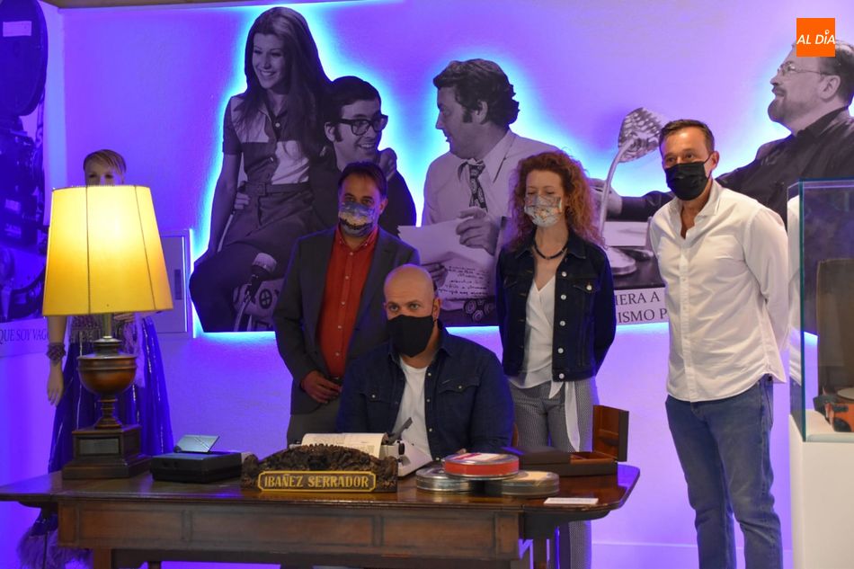 La primer teniente de alcalde del Ayuntamiento, Ana Suárez, y el concejal de Turismo, Fernando Castaño, en la inauguración de esta muestra en el Museo del Comercio