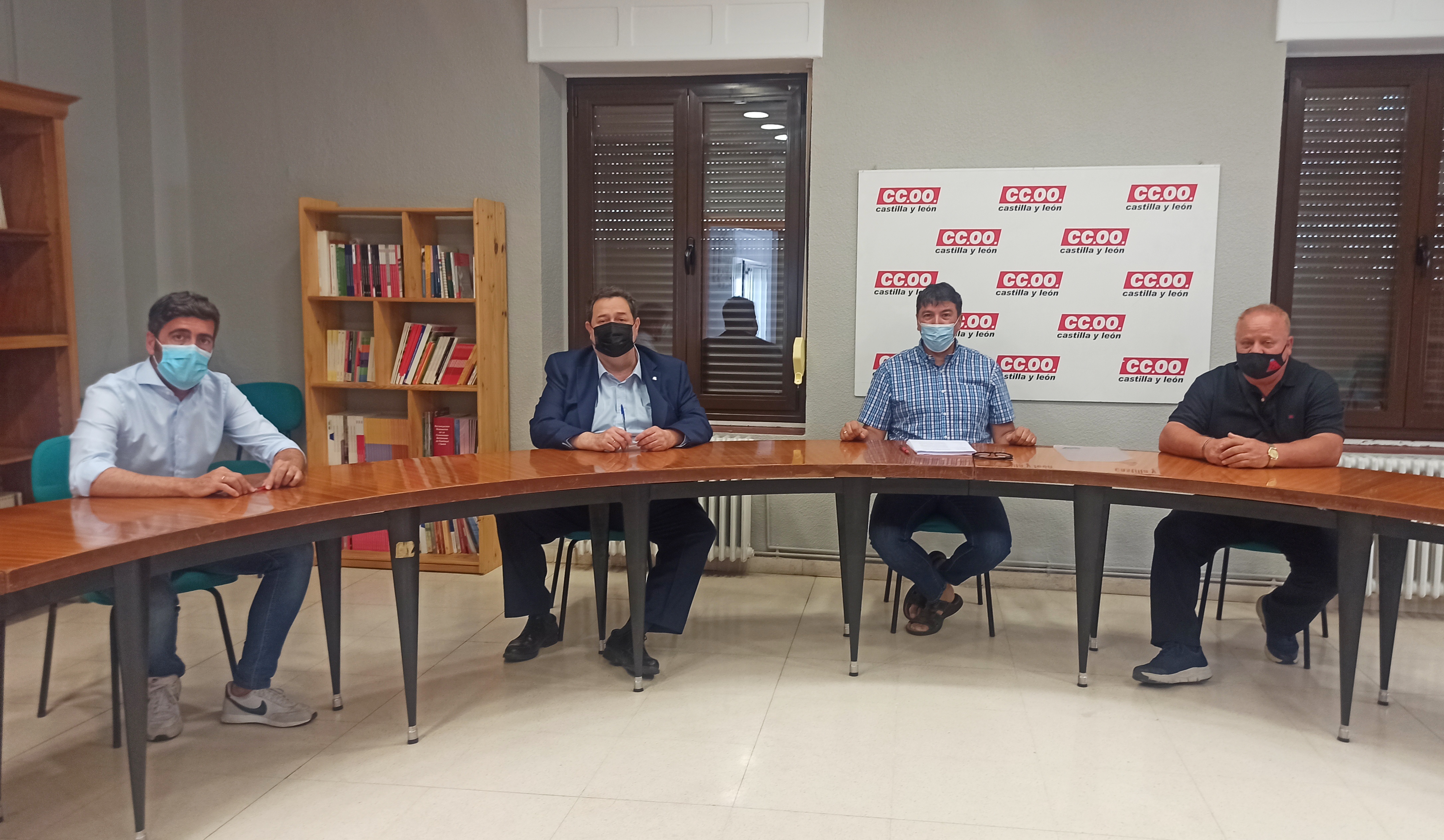 El presidente de AESCO, Benjamín Crespo, durante la firma del convenio junto a las representantes de los sindicatos