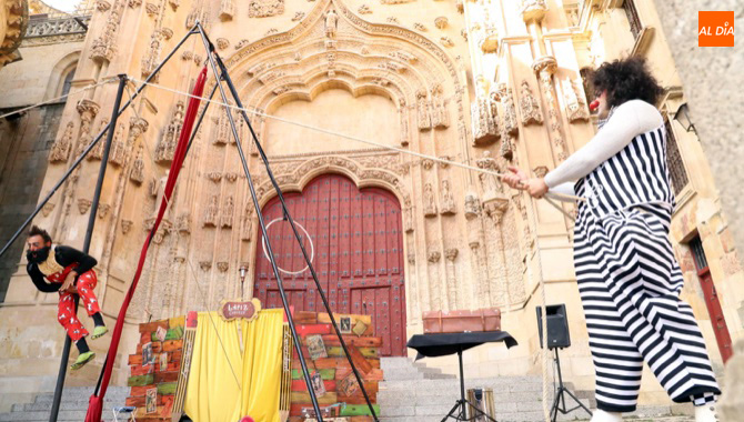 La compañía salmantinoa El Niño Lápiz ha presentado su espectáculo ‘Diverso Circus Cabaret’ en el Patio Chico