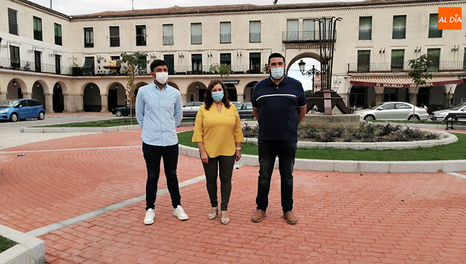 La alcaldesa de la ciudad, Carmen Ávila, junto a los concejales Fran Díaz y Antonio Poveda, presentaban la remodelación de la Plaza Nueva