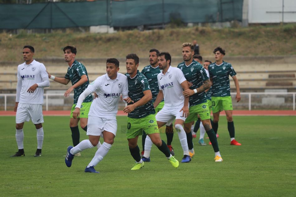 Un balón parado en el derbi de Las Pistas de competición copera / Lydia González