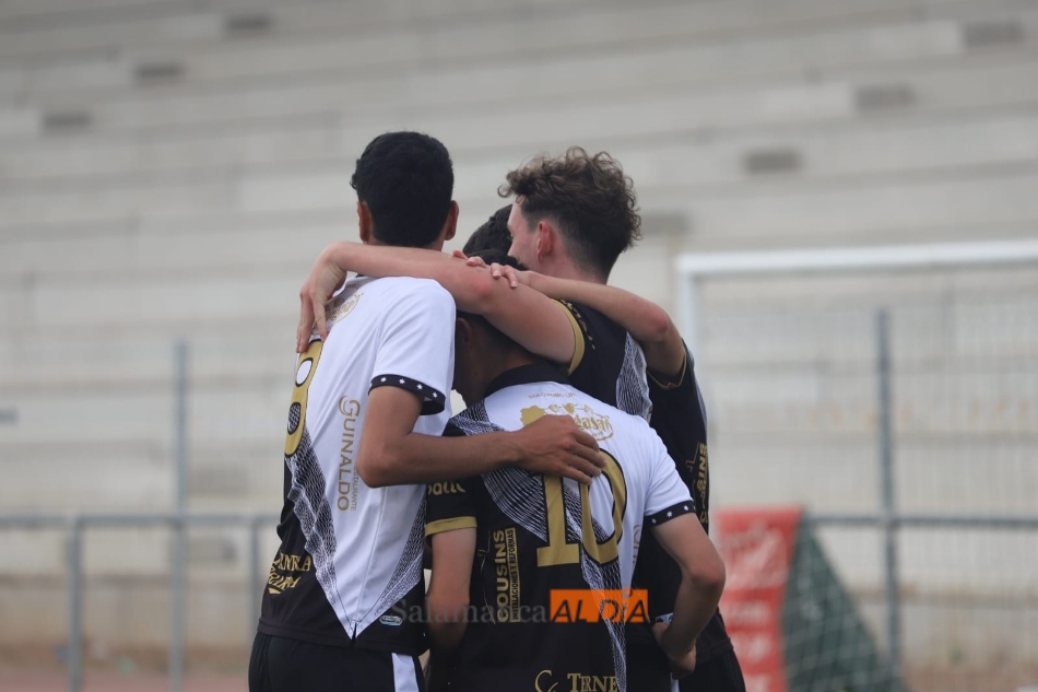 Celebración de un gol de Unionistas durante la campaña anterior en Regional Juvenil / Lydia González