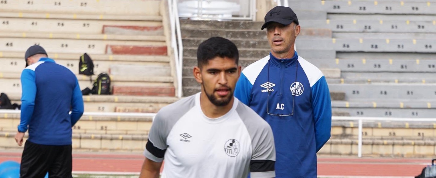 Calderón, detrás de Luis Martínez, en Las Pistas / Salamanca CF UDS